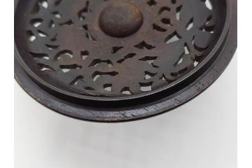 陶工　新開邦太郎　京焼・清水焼　青磁　意匠を凝らした香炉(花、透かし彫り、三つ足、仏具、茶道具、裏印、共箱付き)(R-081397)