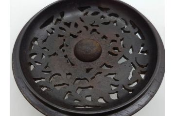陶工　新開邦太郎　京焼・清水焼　青磁　意匠を凝らした香炉(花、透かし彫り、三つ足、仏具、茶道具、裏印、共箱付き)(R-081397)