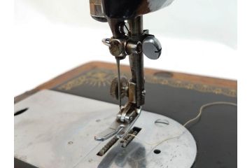 アンティーク　ビンテージ　SINGER(シンガー)　手回し　上品な雰囲気のミシン(卓上、ハンドクラフト、手工芸、鍵付き、収納ケース付き)(R-081402)