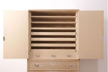 中古　伝統工芸品　気品漂う佇まいが魅力的な加茂総桐箪笥・上段(胴厚、総桐たんす、着物タンス、衣装箪笥、サイドボード、サイドキャビネット)(R-081403)