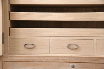 中古　伝統工芸品　気品漂う佇まいが魅力的な加茂総桐箪笥・上段(胴厚、総桐たんす、着物タンス、衣装箪笥、サイドボード、サイドキャビネット)(R-081403)