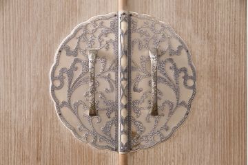 中古　伝統工芸品　気品漂う佇まいが魅力的な加茂総桐箪笥・上段(胴厚、総桐たんす、着物タンス、衣装箪笥、サイドボード、サイドキャビネット)(R-081403)