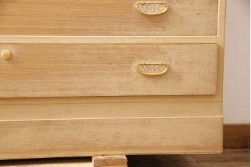 中古　国産手造り　関西系　繊細な意匠が施された引手が魅力的な総桐箪笥・下段(総桐たんす、総桐箪笥、衣装箪笥、和タンス、ローチェスト、引き出し)(R-081406)