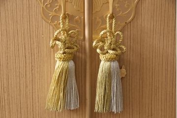 中古　美品　大阪泉州　衣装盆付き　黒檀のアクセントが粋な雰囲気を醸し出す総桐箪笥(桐たんす、衣装箪笥、着物箪笥、引き出し)(R-081410)