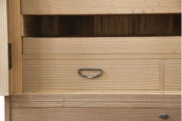 中古　繊細なデザインの金具が目を引く加茂総桐箪笥・上段(並厚、桐たんす、衣装箪笥、着物箪笥、引き出し)(R-081414)
