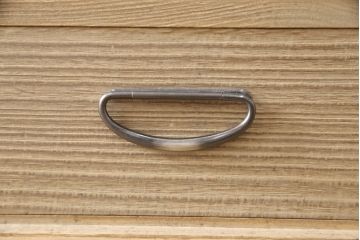中古　繊細なデザインの金具が目を引く加茂総桐箪笥・上段(並厚、桐たんす、衣装箪笥、着物箪笥、引き出し)(R-081414)