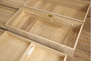 中古　繊細なデザインの金具が目を引く加茂総桐箪笥・下段(並厚、桐たんす、衣装箪笥、引き出し、サイドチェスト、ローチェスト)(R-081415)