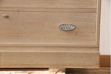 中古　繊細なデザインの金具が目を引く加茂総桐箪笥・下段(並厚、桐たんす、衣装箪笥、引き出し、サイドチェスト、ローチェスト)(R-081415)