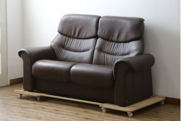 中古　美品　EKORNES(エコーネス)社　Stressless(ストレスレス)　リバティ ハイバック　クラシカルな佇まいの2人掛けソファ(ラブシート、二人掛け、2P、ラブソファ、2シーター)(定価約60万円)(R-081429)