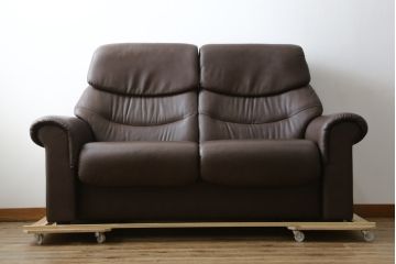中古　美品　EKORNES(エコーネス)社　Stressless(ストレスレス)　リバティ ハイバック　クラシカルな佇まいの2人掛けソファ(ラブシート、二人掛け、2P、ラブソファ、2シーター)(定価約60万円)(R-081429)
