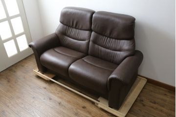 中古　美品　EKORNES(エコーネス)社　Stressless(ストレスレス)　リバティ ハイバック　クラシカルな佇まいの2人掛けソファ(ラブシート、二人掛け、2P、ラブソファ、2シーター)(定価約60万円)(R-081429)