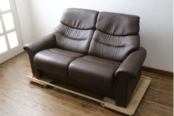 中古　美品　EKORNES(エコーネス)社　Stressless(ストレスレス)　リバティ ハイバック　クラシカルな佇まいの2人掛けソファ(ラブシート、二人掛け、2P、ラブソファ、2シーター)(定価約60万円)(R-081429)