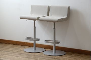 中古　短期展示品　美品　Cassinaixc.(カッシーナイクスシー)　Boomerang(ブーメラン)　シンプルで上品な佇まいが魅力のカウンターチェア2脚セット(回転椅子、ハイチェア、アームレスチェア、店舗什器、バラ売り可能)(R-081430)