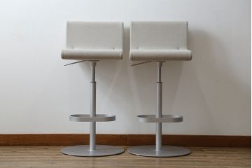 中古　短期展示品　美品　Cassinaixc.(カッシーナイクスシー)　Boomerang(ブーメラン)　シンプルで上品な佇まいが魅力のカウンターチェア2脚セット(回転椅子、ハイチェア、アームレスチェア、店舗什器、バラ売り可能)(R-081430)