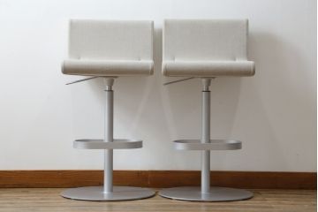 中古　短期展示品　美品　Cassinaixc.(カッシーナイクスシー)　Boomerang(ブーメラン)　シンプルで上品な佇まいが魅力のカウンターチェア2脚セット(回転椅子、ハイチェア、アームレスチェア、店舗什器、バラ売り可能)(R-081430)