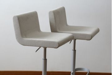 中古　短期展示品　美品　Cassinaixc.(カッシーナイクスシー)　Boomerang(ブーメラン)　シンプルで上品な佇まいが魅力のカウンターチェア2脚セット(回転椅子、ハイチェア、アームレスチェア、店舗什器、バラ売り可能)(R-081430)