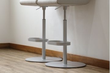中古　短期展示品　美品　Cassinaixc.(カッシーナイクスシー)　Boomerang(ブーメラン)　シンプルで上品な佇まいが魅力のカウンターチェア2脚セット(回転椅子、ハイチェア、アームレスチェア、店舗什器、バラ売り可能)(R-081430)