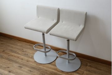 中古　短期展示品　美品　Cassinaixc.(カッシーナイクスシー)　Boomerang(ブーメラン)　シンプルで上品な佇まいが魅力のカウンターチェア2脚セット(回転椅子、ハイチェア、アームレスチェア、店舗什器、バラ売り可能)(R-081430)