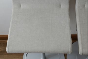 中古　短期展示品　美品　Cassinaixc.(カッシーナイクスシー)　Boomerang(ブーメラン)　シンプルで上品な佇まいが魅力のカウンターチェア2脚セット(回転椅子、ハイチェア、アームレスチェア、店舗什器、バラ売り可能)(R-081430)