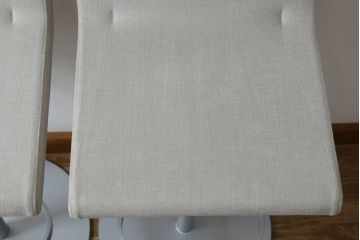 中古　短期展示品　美品　Cassinaixc.(カッシーナイクスシー)　Boomerang(ブーメラン)　シンプルで上品な佇まいが魅力のカウンターチェア2脚セット(回転椅子、ハイチェア、アームレスチェア、店舗什器、バラ売り可能)(R-081430)