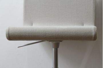 中古　短期展示品　美品　Cassinaixc.(カッシーナイクスシー)　Boomerang(ブーメラン)　シンプルで上品な佇まいが魅力のカウンターチェア2脚セット(回転椅子、ハイチェア、アームレスチェア、店舗什器、バラ売り可能)(R-081430)