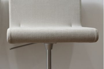 中古　短期展示品　美品　Cassinaixc.(カッシーナイクスシー)　Boomerang(ブーメラン)　シンプルで上品な佇まいが魅力のカウンターチェア2脚セット(回転椅子、ハイチェア、アームレスチェア、店舗什器、バラ売り可能)(R-081430)