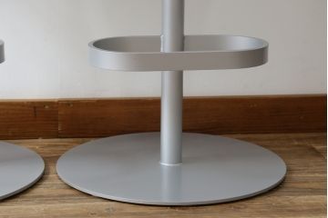 中古　短期展示品　美品　Cassinaixc.(カッシーナイクスシー)　Boomerang(ブーメラン)　シンプルで上品な佇まいが魅力のカウンターチェア2脚セット(回転椅子、ハイチェア、アームレスチェア、店舗什器、バラ売り可能)(R-081430)
