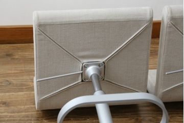 中古　短期展示品　美品　Cassinaixc.(カッシーナイクスシー)　Boomerang(ブーメラン)　シンプルで上品な佇まいが魅力のカウンターチェア2脚セット(回転椅子、ハイチェア、アームレスチェア、店舗什器、バラ売り可能)(R-081430)