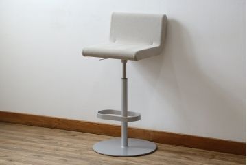 中古　短期展示品　美品　Cassinaixc.(カッシーナイクスシー)　Boomerang(ブーメラン)　シンプルで上品な佇まいが魅力のカウンターチェア(回転椅子、ハイチェア、アームレスチェア、店舗什器)(R-081431)