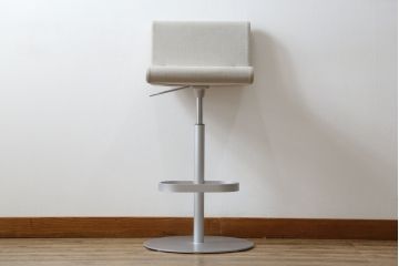 中古　短期展示品　美品　Cassinaixc.(カッシーナイクスシー)　Boomerang(ブーメラン)　シンプルで上品な佇まいが魅力のカウンターチェア(回転椅子、ハイチェア、アームレスチェア、店舗什器)(R-081431)