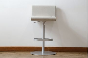 中古　短期展示品　美品　Cassinaixc.(カッシーナイクスシー)　Boomerang(ブーメラン)　シンプルで上品な佇まいが魅力のカウンターチェア(回転椅子、ハイチェア、アームレスチェア、店舗什器)(R-081431)