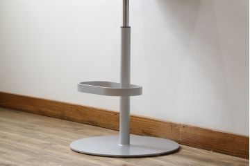 中古　短期展示品　美品　Cassinaixc.(カッシーナイクスシー)　Boomerang(ブーメラン)　シンプルで上品な佇まいが魅力のカウンターチェア(回転椅子、ハイチェア、アームレスチェア、店舗什器)(R-081431)