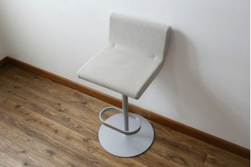 中古　短期展示品　美品　Cassinaixc.(カッシーナイクスシー)　Boomerang(ブーメラン)　シンプルで上品な佇まいが魅力のカウンターチェア(回転椅子、ハイチェア、アームレスチェア、店舗什器)(R-081431)
