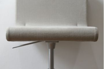 中古　短期展示品　美品　Cassinaixc.(カッシーナイクスシー)　Boomerang(ブーメラン)　シンプルで上品な佇まいが魅力のカウンターチェア(回転椅子、ハイチェア、アームレスチェア、店舗什器)(R-081431)