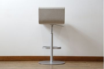 中古　短期展示品　美品　Cassinaixc.(カッシーナイクスシー)　Boomerang(ブーメラン)　シンプルで上品な佇まいが魅力のカウンターチェア(回転椅子、ハイチェア、アームレスチェア、店舗什器)(R-081431)