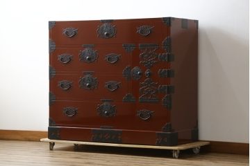 和製ビンテージ　美品　民芸家具　米沢箪笥　伝統工芸　朱塗り　手打ち金具　鋲と凝った金具の意匠が目を引く衣装箪笥(和タンス、収納箪笥、ヴィンテージ、引き出し、チェスト)(R-081432)