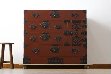 和製ビンテージ　美品　民芸家具　米沢箪笥　伝統工芸　朱塗り　手打ち金具　鋲と凝った金具の意匠が目を引く衣装箪笥(和タンス、収納箪笥、ヴィンテージ、引き出し、チェスト)(R-081432)