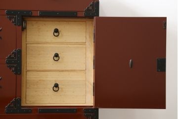 和製ビンテージ　美品　民芸家具　米沢箪笥　伝統工芸　朱塗り　手打ち金具　鋲と凝った金具の意匠が目を引く衣装箪笥(和タンス、収納箪笥、ヴィンテージ、引き出し、チェスト)(R-081432)