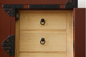 和製ビンテージ　美品　民芸家具　米沢箪笥　伝統工芸　朱塗り　手打ち金具　鋲と凝った金具の意匠が目を引く衣装箪笥(和タンス、収納箪笥、ヴィンテージ、引き出し、チェスト)(R-081432)