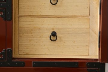 和製ビンテージ　美品　民芸家具　米沢箪笥　伝統工芸　朱塗り　手打ち金具　鋲と凝った金具の意匠が目を引く衣装箪笥(和タンス、収納箪笥、ヴィンテージ、引き出し、チェスト)(R-081432)