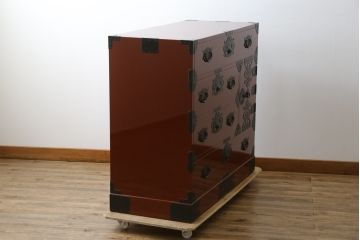 和製ビンテージ　美品　民芸家具　米沢箪笥　伝統工芸　朱塗り　手打ち金具　鋲と凝った金具の意匠が目を引く衣装箪笥(和タンス、収納箪笥、ヴィンテージ、引き出し、チェスト)(R-081432)