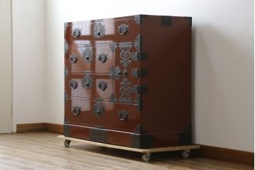 和製ビンテージ　美品　民芸家具　米沢箪笥　伝統工芸　朱塗り　手打ち金具　鋲と凝った金具の意匠が目を引く衣装箪笥(和タンス、収納箪笥、ヴィンテージ、引き出し、チェスト)(R-081432)