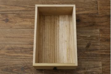 和製ビンテージ　美品　民芸家具　米沢箪笥　伝統工芸　朱塗り　手打ち金具　鋲と凝った金具の意匠が目を引く衣装箪笥(和タンス、収納箪笥、ヴィンテージ、引き出し、チェスト)(R-081432)