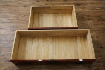 和製ビンテージ　美品　民芸家具　米沢箪笥　伝統工芸　朱塗り　手打ち金具　鋲と凝った金具の意匠が目を引く衣装箪笥(和タンス、収納箪笥、ヴィンテージ、引き出し、チェスト)(R-081432)