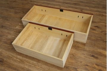 和製ビンテージ　美品　民芸家具　米沢箪笥　伝統工芸　朱塗り　手打ち金具　鋲と凝った金具の意匠が目を引く衣装箪笥(和タンス、収納箪笥、ヴィンテージ、引き出し、チェスト)(R-081432)