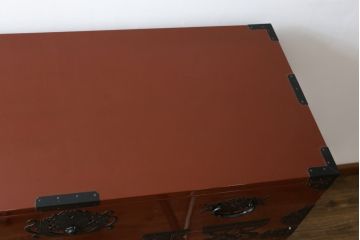 和製ビンテージ　美品　民芸家具　米沢箪笥　伝統工芸　朱塗り　手打ち金具　鋲と凝った金具の意匠が目を引く衣装箪笥(和タンス、収納箪笥、ヴィンテージ、引き出し、チェスト)(R-081432)