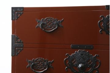 和製ビンテージ　美品　民芸家具　米沢箪笥　伝統工芸　朱塗り　手打ち金具　鋲と凝った金具の意匠が目を引く衣装箪笥(和タンス、収納箪笥、ヴィンテージ、引き出し、チェスト)(R-081432)