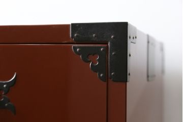 和製ビンテージ　美品　民芸家具　米沢箪笥　伝統工芸　朱塗り　手打ち金具　鋲と凝った金具の意匠が目を引く衣装箪笥(和タンス、収納箪笥、ヴィンテージ、引き出し、チェスト)(R-081432)