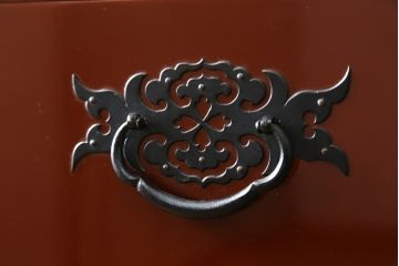 和製ビンテージ　美品　民芸家具　米沢箪笥　伝統工芸　朱塗り　手打ち金具　鋲と凝った金具の意匠が目を引く衣装箪笥(和タンス、収納箪笥、ヴィンテージ、引き出し、チェスト)(R-081432)