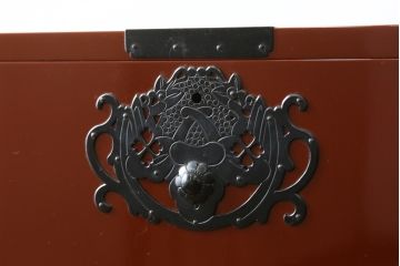 和製ビンテージ　美品　民芸家具　米沢箪笥　伝統工芸　朱塗り　手打ち金具　鋲と凝った金具の意匠が目を引く衣装箪笥(和タンス、収納箪笥、ヴィンテージ、引き出し、チェスト)(R-081432)